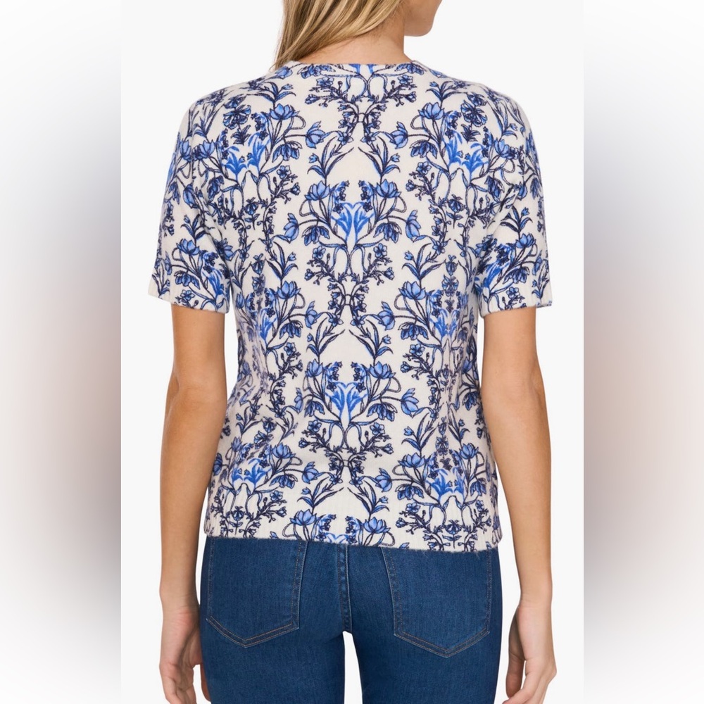 NWT CeCe Vanna  Short-Sleeve Sweater Top with Blue Floral Print - Picture 2 of 7